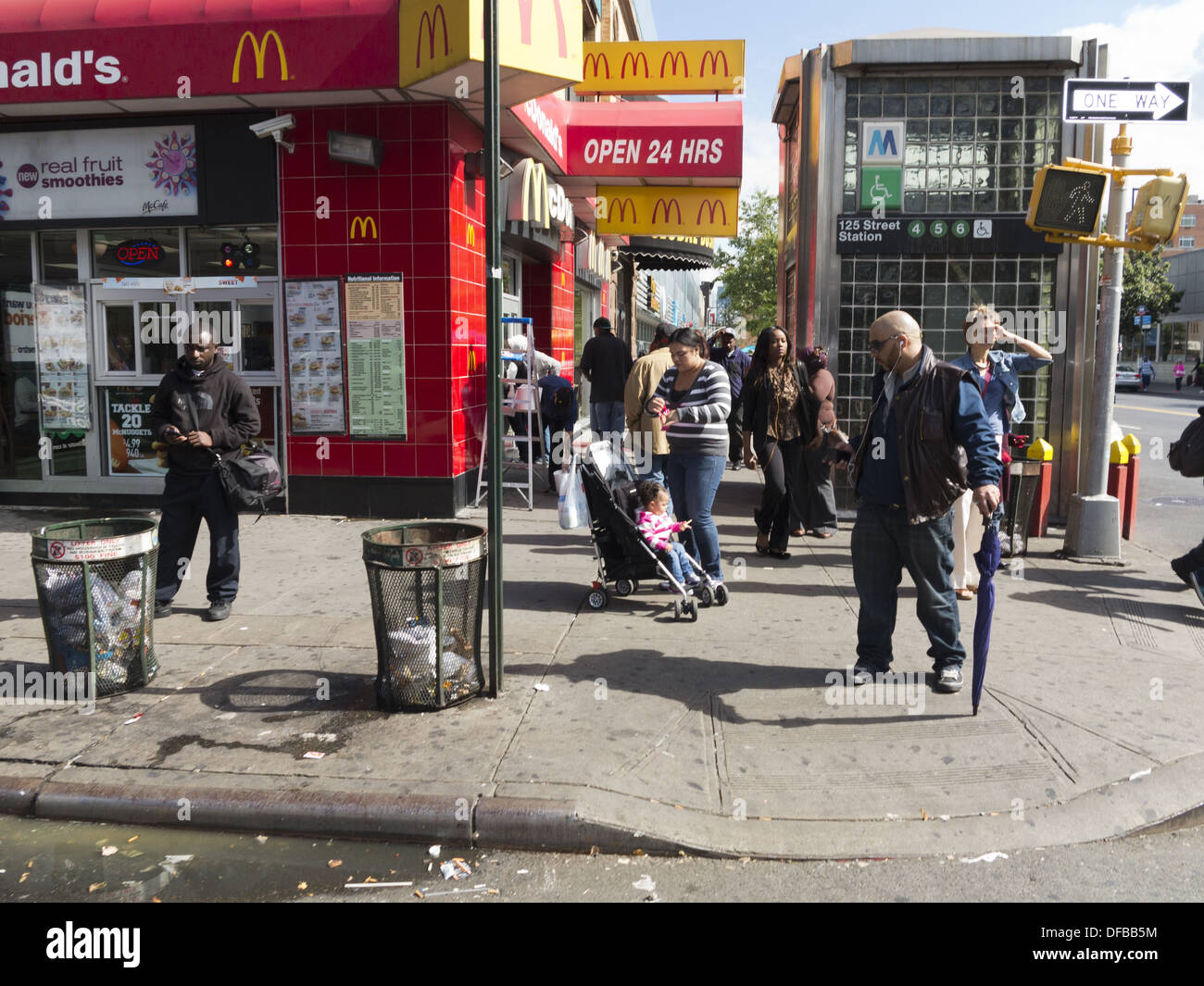 Scène de rue, 125e E. St. et Lexington Avenue. à Harlem, NY, 2013. Banque D'Images