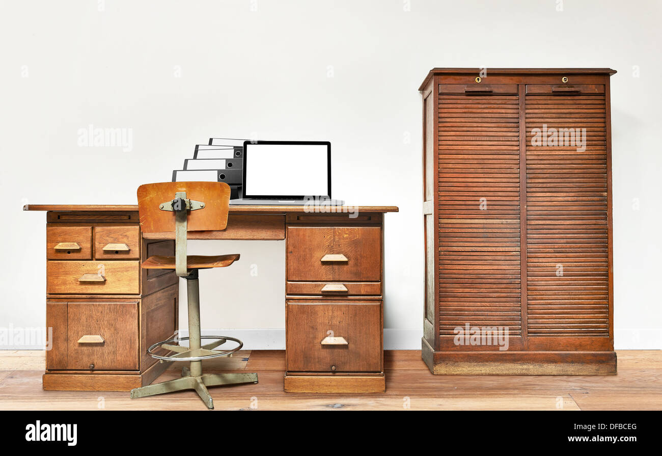 Ordinateur portable et étendu sur un dossier vintage 24 dans une chambre avec plancher en bois Banque D'Images