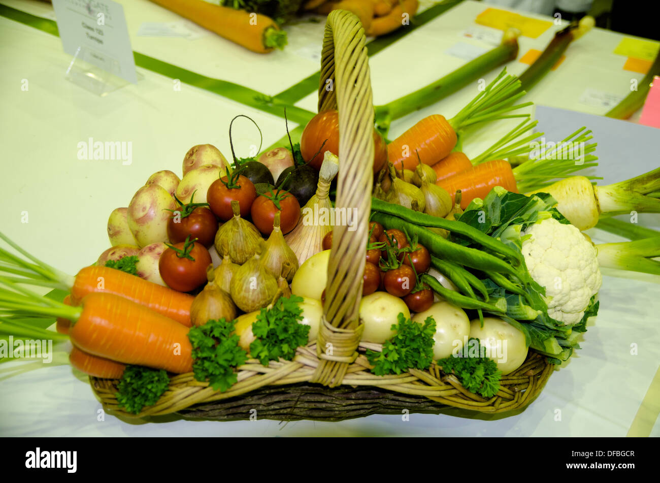 Un panier de légumes sur un banc show Photo Stock - Alamy