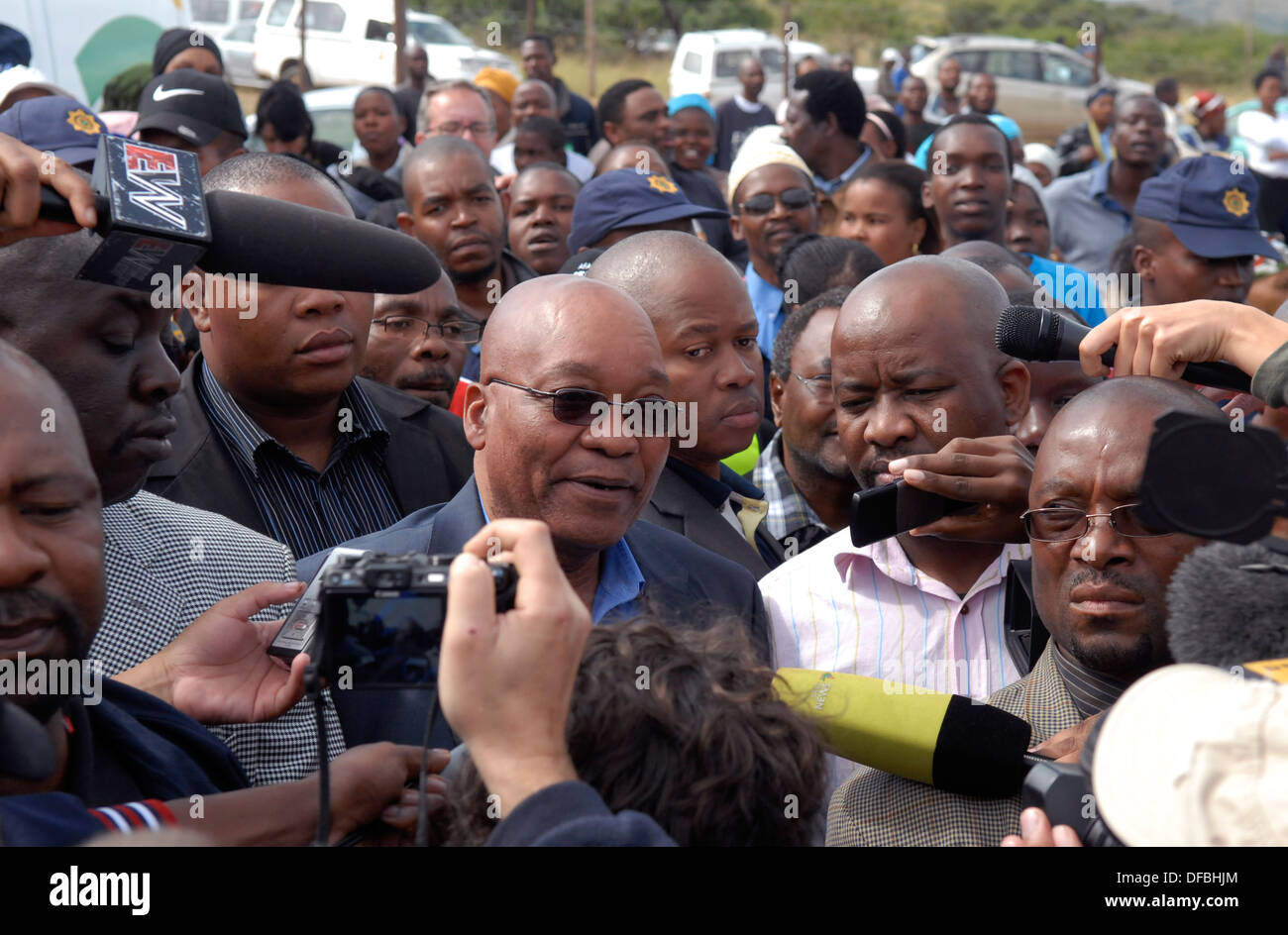 Le Président du Congrès national africain Jacob Zuma parle avec la presse et les supporters après avoir déposer son bulletin dans un bureau de vote Banque D'Images