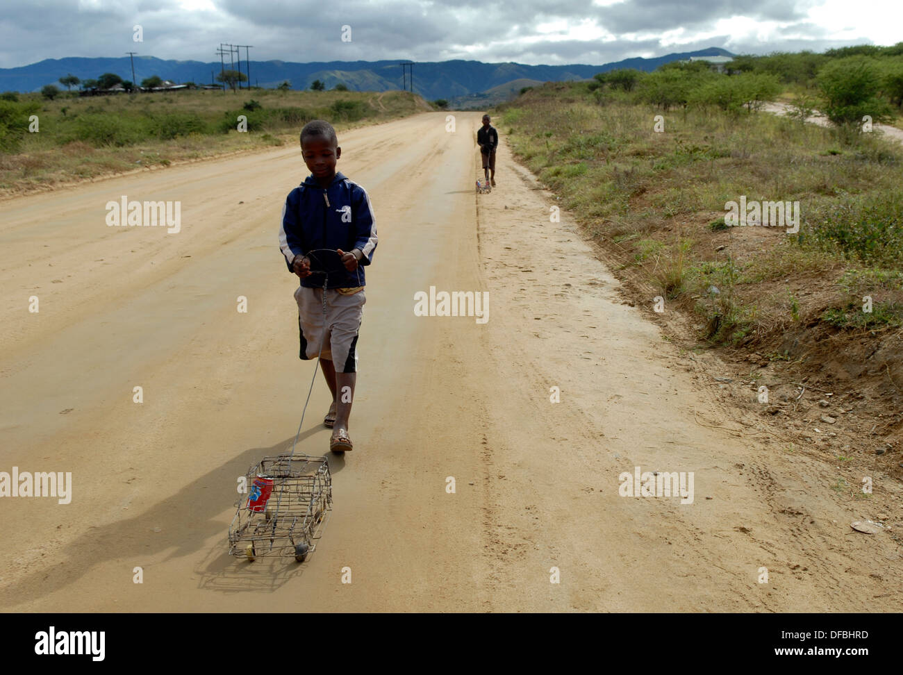 Les garçons jouent avec des voitures près de fil accueil président sud-africain Jacob Zuma à Nkandla dans la province du KwaZulu Natal le 22 avril 2009 Banque D'Images