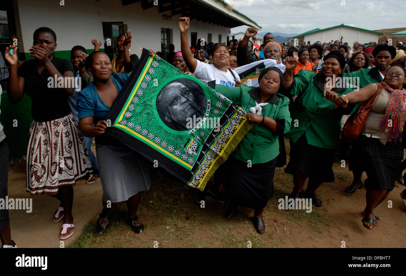 Partisans Congrès national africain, Jacob Zuma, Président d'un bureau de vote à Nkandla dans la province du KwaZulu Natal le 22 avril Banque D'Images