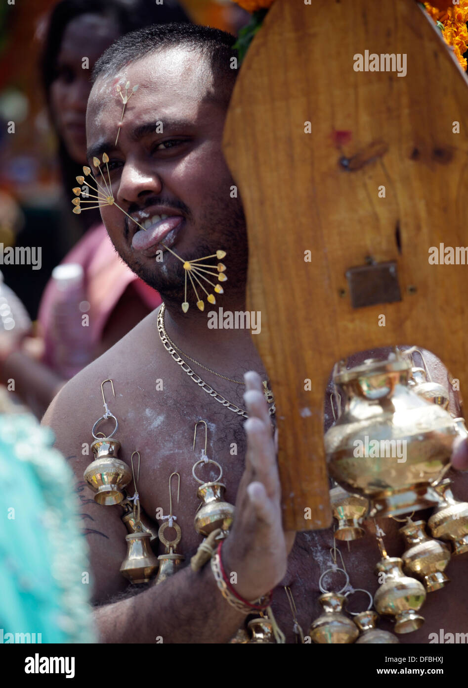 Un dévot hindou avec ses joues percées d'une brochette de métal porte un 'kavadi' pendant Thaipusam festival à près de Chatsworth Banque D'Images
