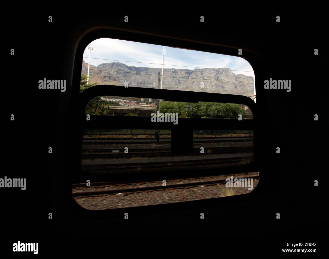 Table Mountain est vue à travers une fenêtre de train de quitter Cape Town Station, 5 décembre 2009. © Rogan Ward 2009 Banque D'Images
