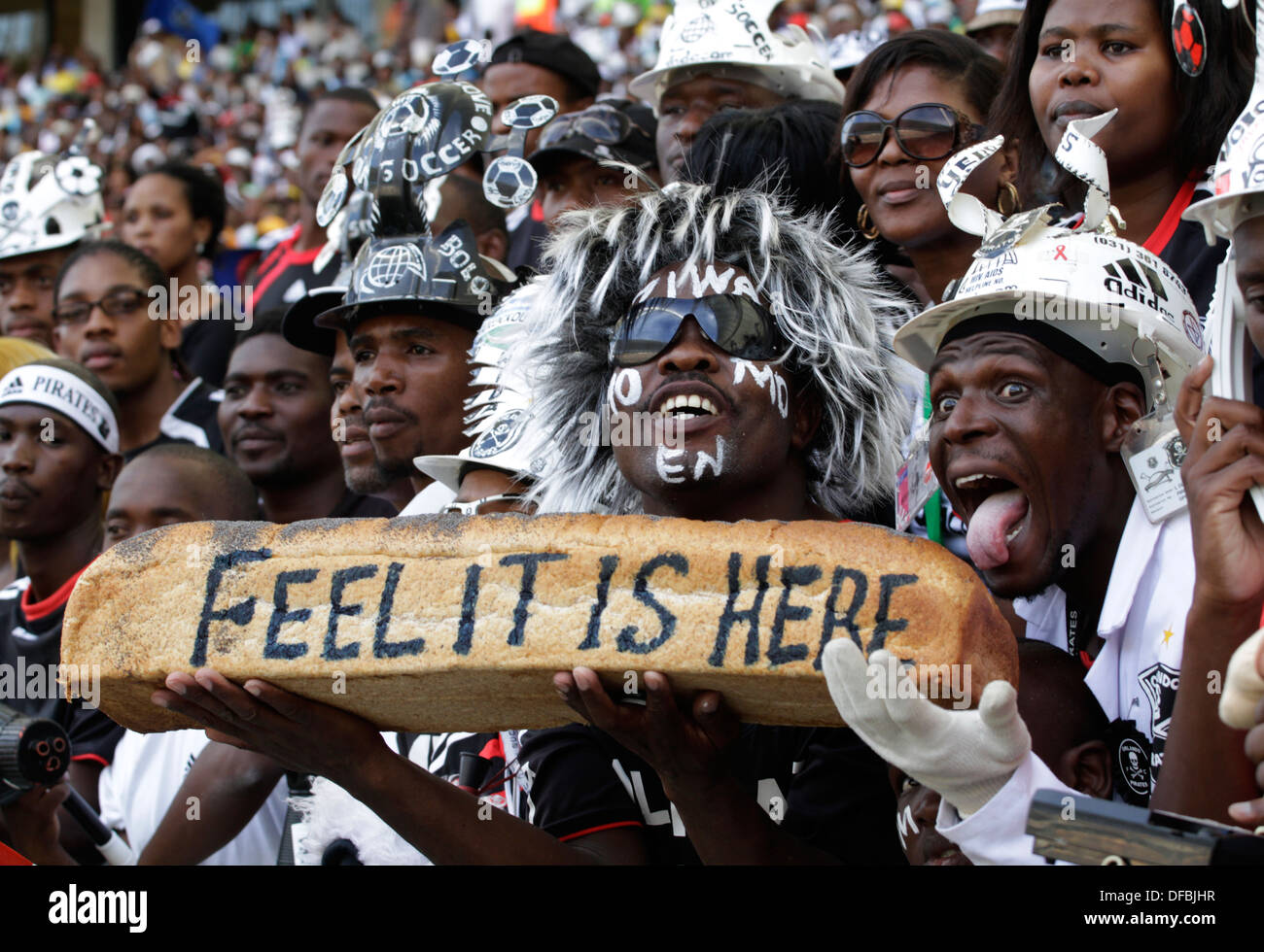 Orlando Pirates soccer fans regarder leur côté, prenez sur Kaizer Chiefs stade Moses Mabhida à Durban le 25 mars 2010 © Rogan Banque D'Images