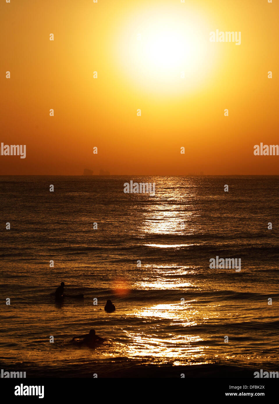 Attendez que les surfeurs à l'aube des vagues sur l'océan Indien sur le front de mer de Durban, le 20 juin 2010. © Rogan Ward 2010 Banque D'Images