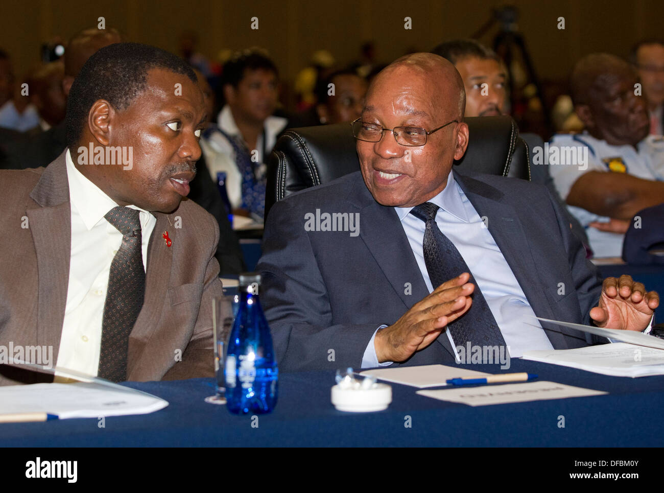 Le président sud-africain Jacob Zuma lors chanté l'hymne national lors de l'ouverture 2e Sommet biennal de l'alcoolisme et les toxicomanies 15 ICC Durban Banque D'Images