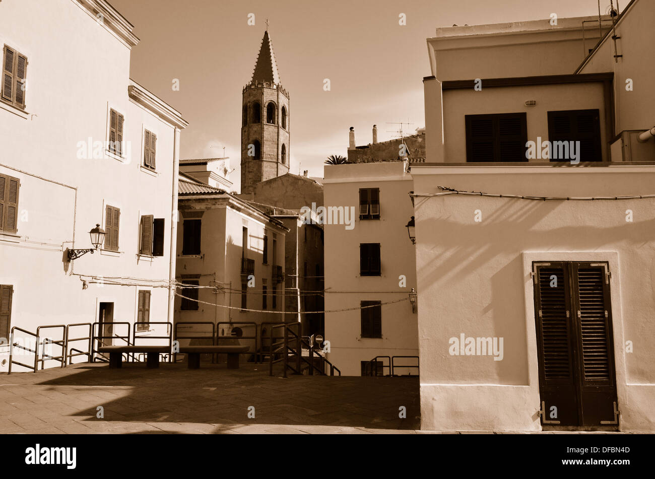 Vue sur la vieille ville d'Alghero, Sardaigne. Sepia Banque D'Images