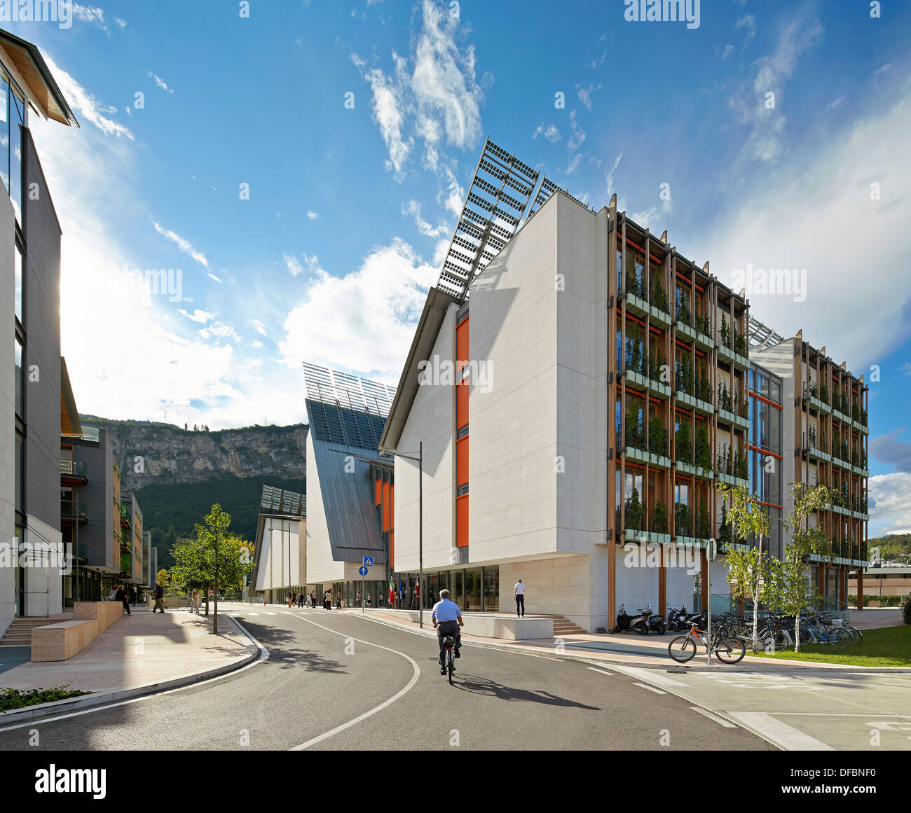 MUSE Science Museum, Trentino, en Italie. Architecte : Renzo Piano Building Workshop, 2013. Vue latérale sur la rue principale menant à ent Banque D'Images