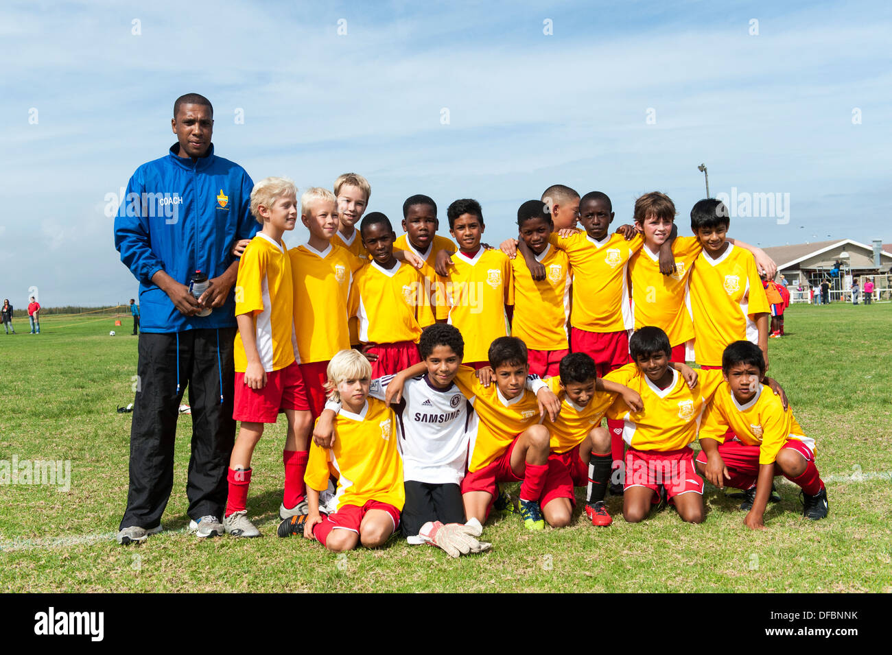 Joueurs de football junior avec l'entraîneur, photo de l'équipe, Le Cap, Afrique du Sud Banque D'Images