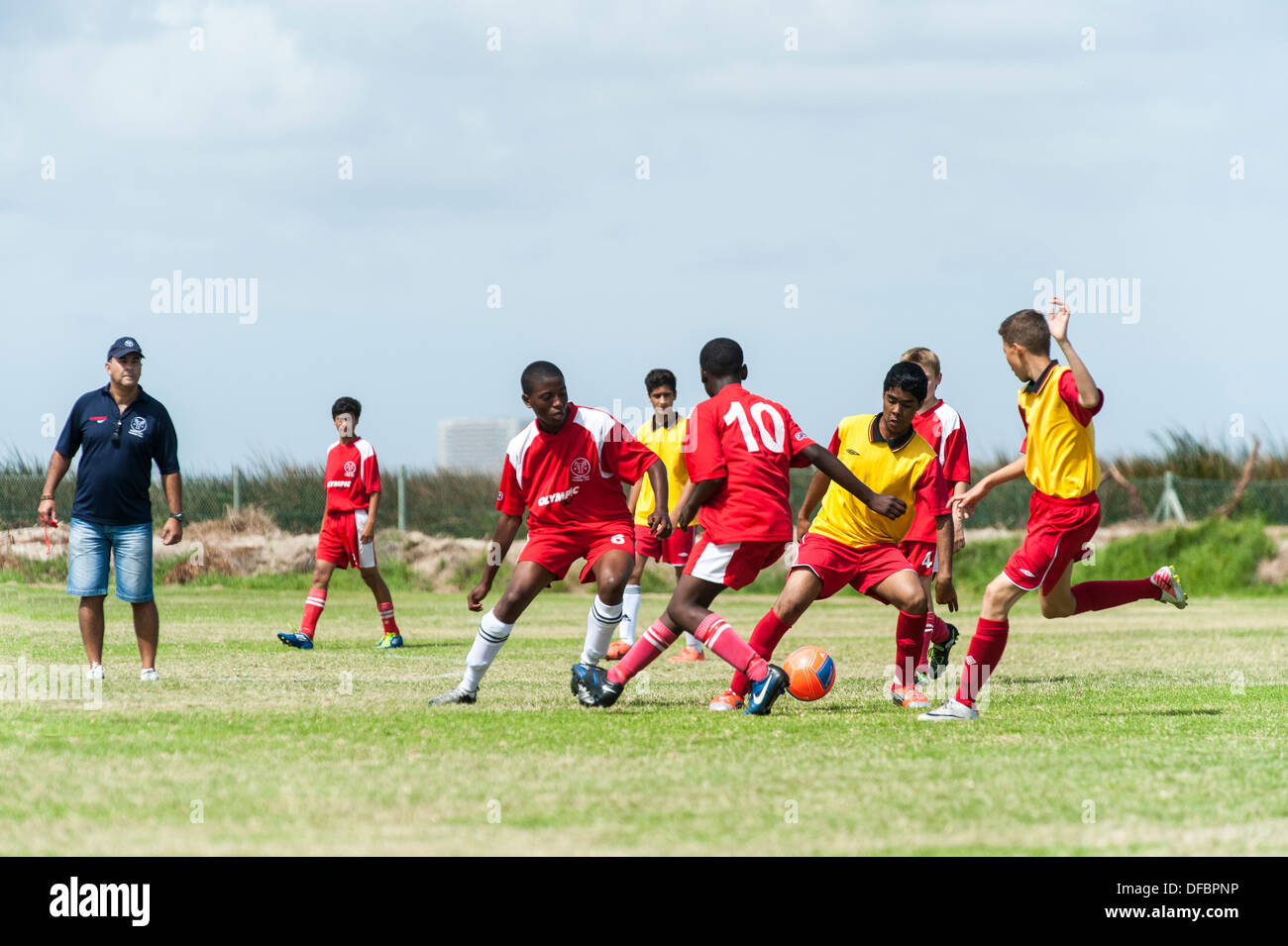 Joueurs de football junior des tacles, Cape Town, Afrique du Sud Banque D'Images