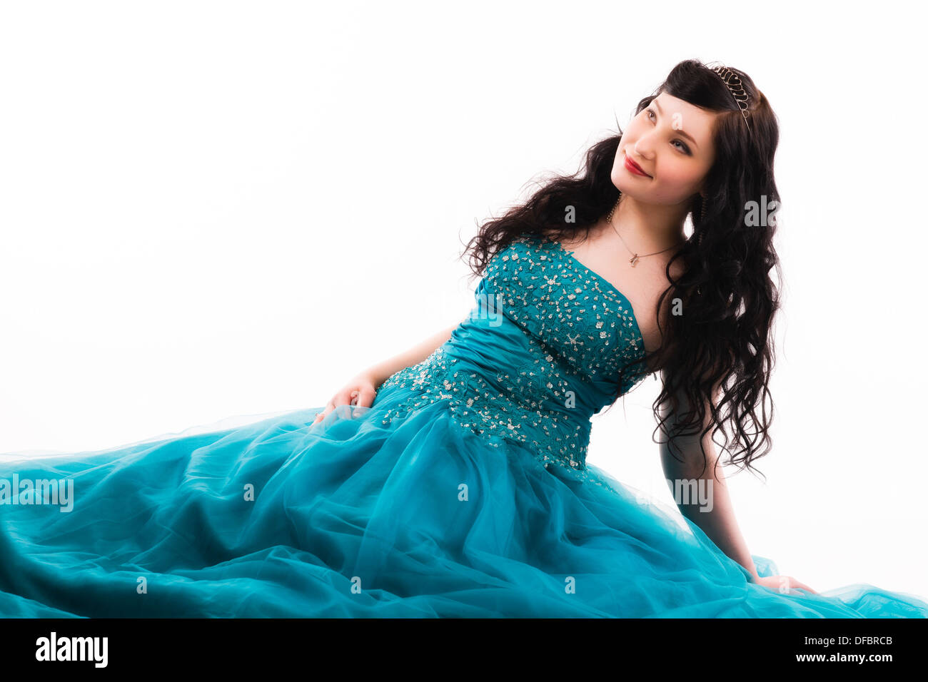 Belle jeune fille portant une robe de bal, elle est assise sur le sol,  d'horizon Photo Stock - Alamy