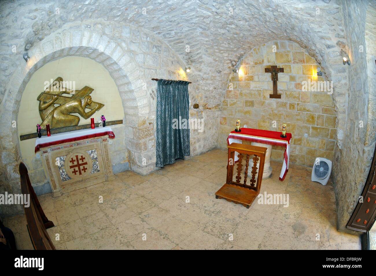 La chapelle franciscaine de la cinquième station de la Via Dolorosa, où l'événement biblique est commémoré, dans lequel les Romains ont obligé le passant par Simon de Cyrène à porter la traverse de Jésus sur son chemin à sa crucification, à Jérusalem, Israël, 12 septembre 2013. La Via Dolorosa (voie douloureuse) est une rue de la vieille ville de Jérusalem nommé d'après le chemin Jésus de Nazareth marchait vers sa crucification. Jésus a porté la croix, sur laquelle il est décédé plus tard via cette route à partir de la forteresse Antonia, puis siège de Pilate, à Golgotha, le lieu où sa tombe est censé être situé. Au-dessus de ce pl Banque D'Images
