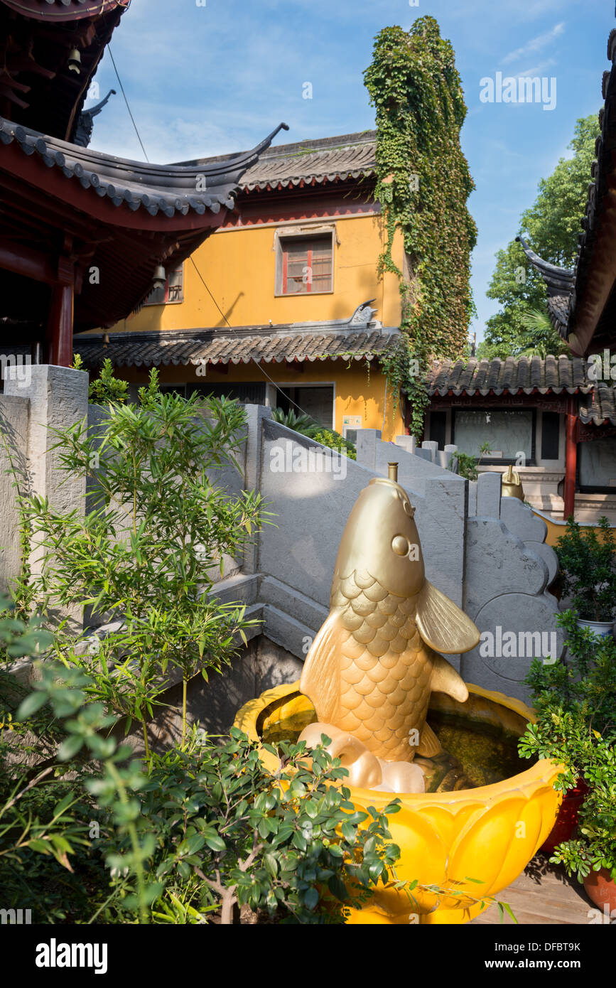 Nanjing, Temple Jiming. Statue d'un poisson dans une cour du temple. Banque D'Images