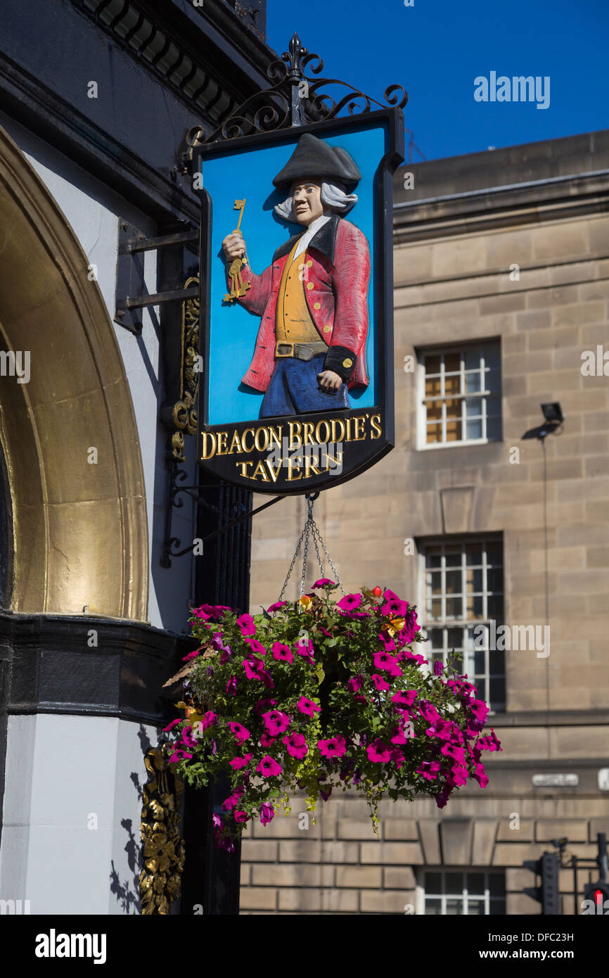 Deacon Brodie's Tavern, Royal Mile, Édimbourg, Écosse ; William Brodie, célèbre 18thC voleur et cambrioleur, pendu par la Banque D'Images