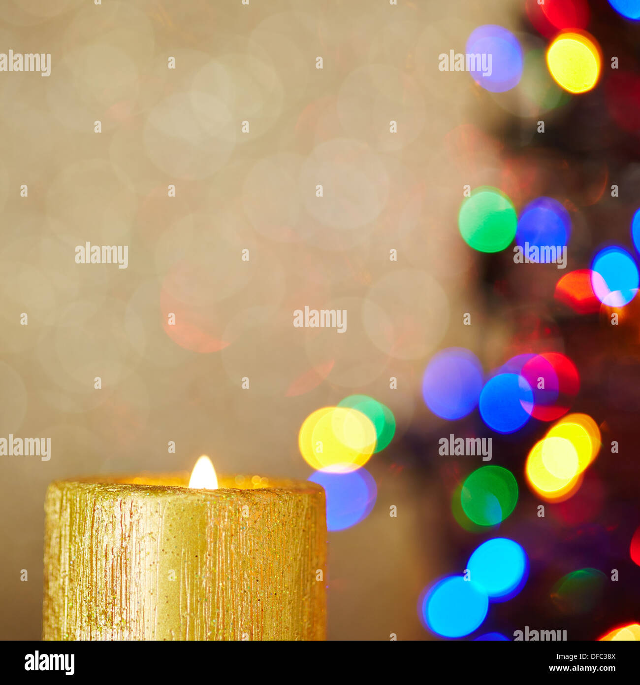 Brûler Bougie de Noël avec arbre coloré et l'arrière-plan Banque D'Images Brûler Bougie de Noël avec arbre coloré et l'arrière-plan Banque D'Images