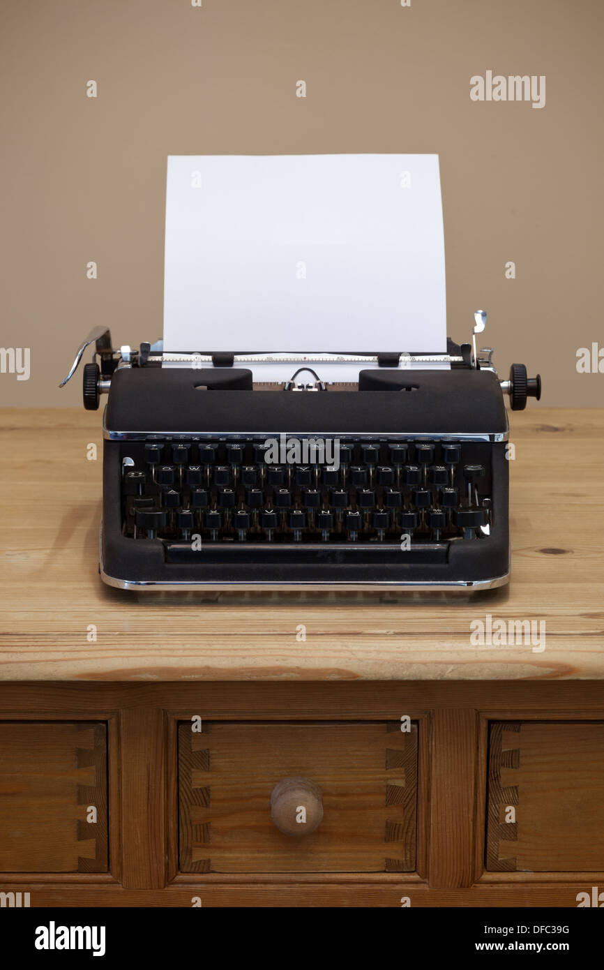 Une vieille machine à écrire rétro avec un morceau de papier vierge pour vous d'ajouter votre propre texte. Banque D'Images