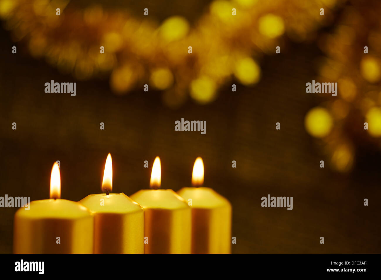 Or quatre bougies de l'avent pour Noël sur fond sombre Banque D'Images Or quatre bougies de l'avent pour Noël sur fond sombre Banque D'Images