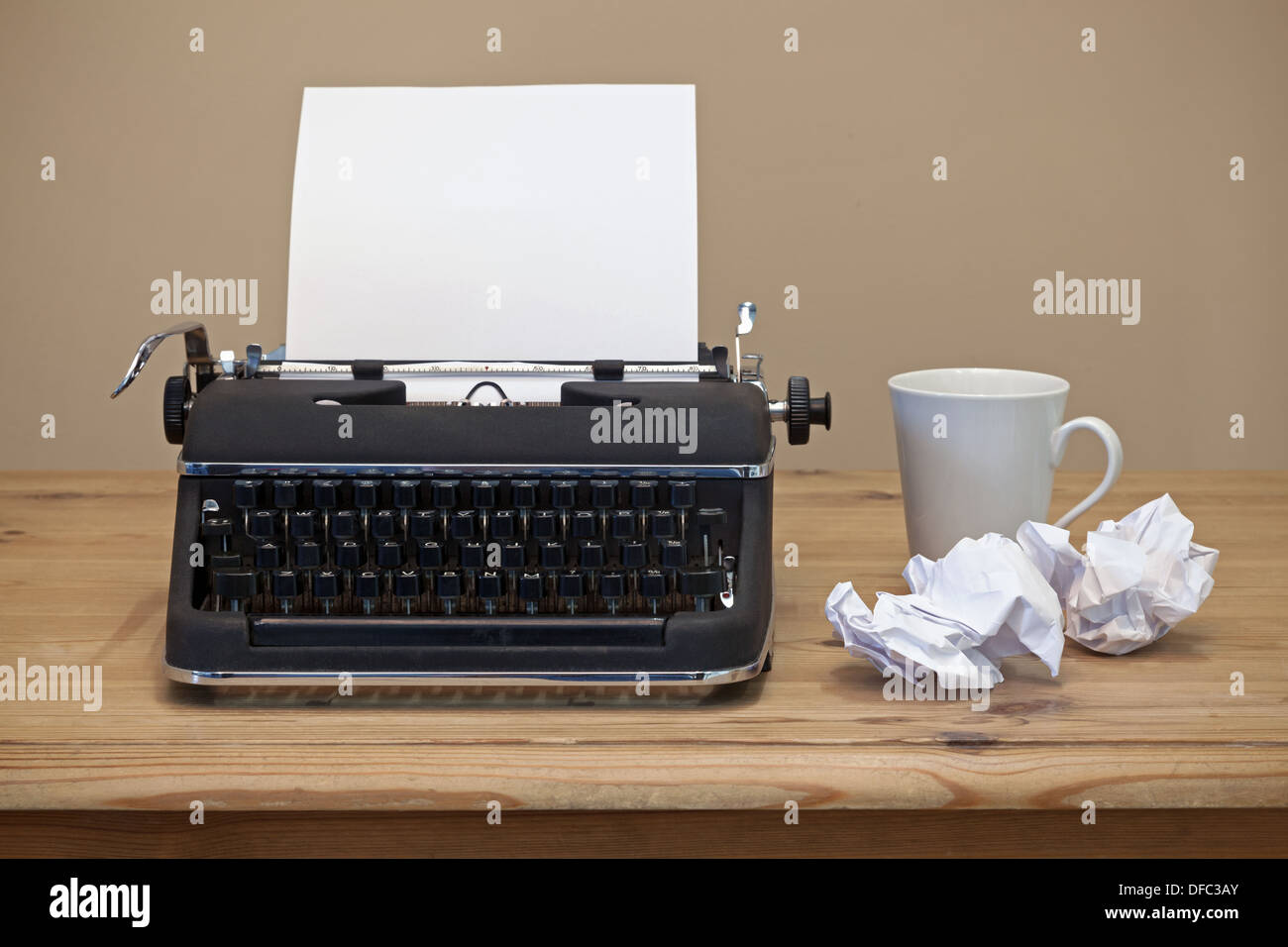 Une vieille machine à écrire rétro sur un bureau avec un morceau de papier vierge pour vous d'ajouter votre propre copie si nécessaire. Banque D'Images