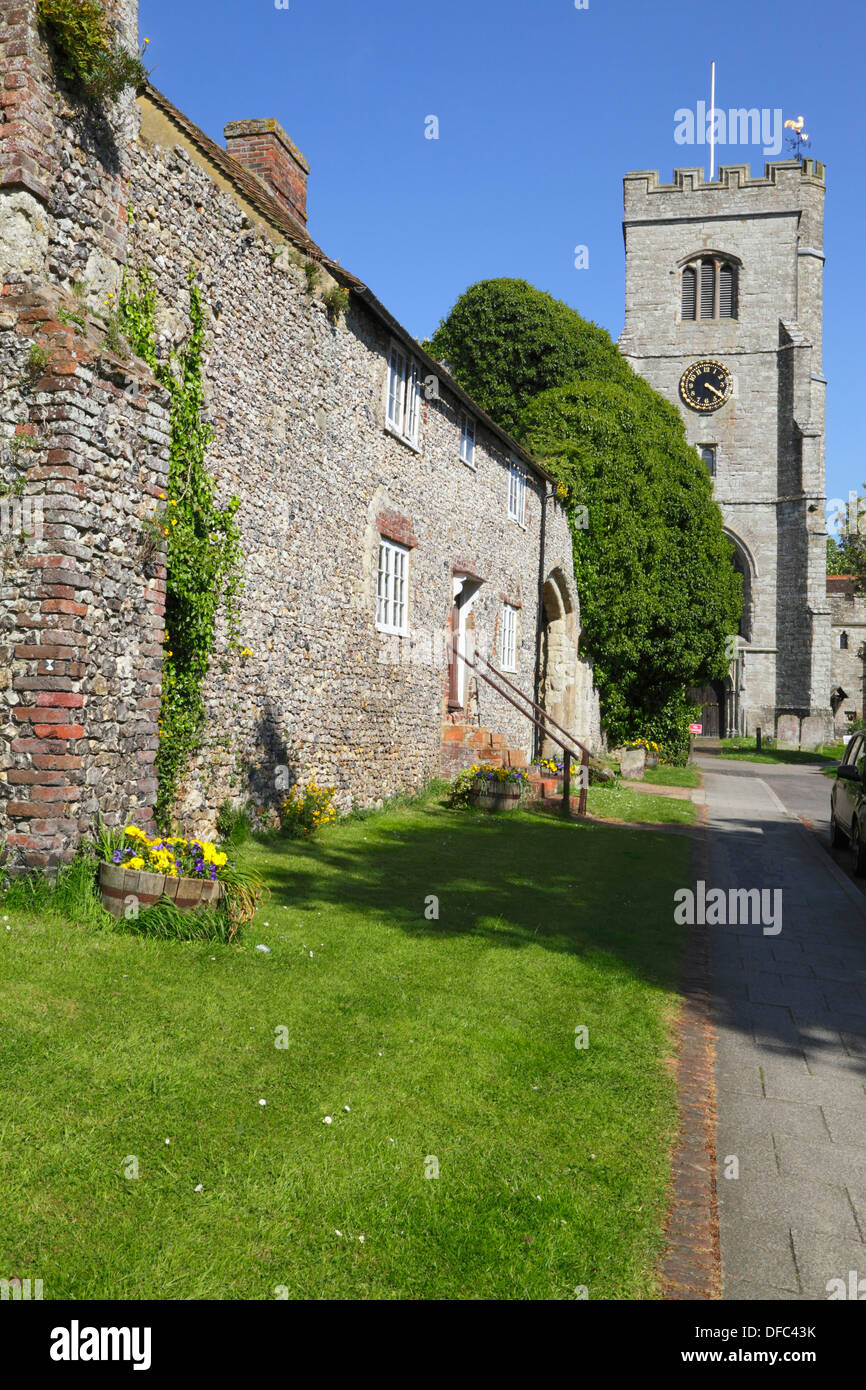 Saint Pierre et Saint Paul par les ruines de l'ancien Palais de l'archevêque, Charing, Kent, UK Banque D'Images