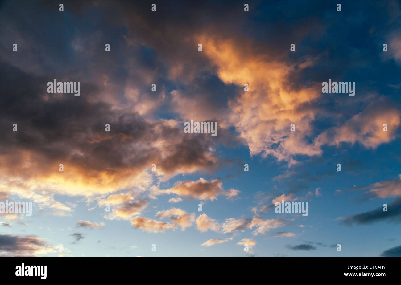 Nuages au coucher du soleil spectaculaire UK Banque D'Images