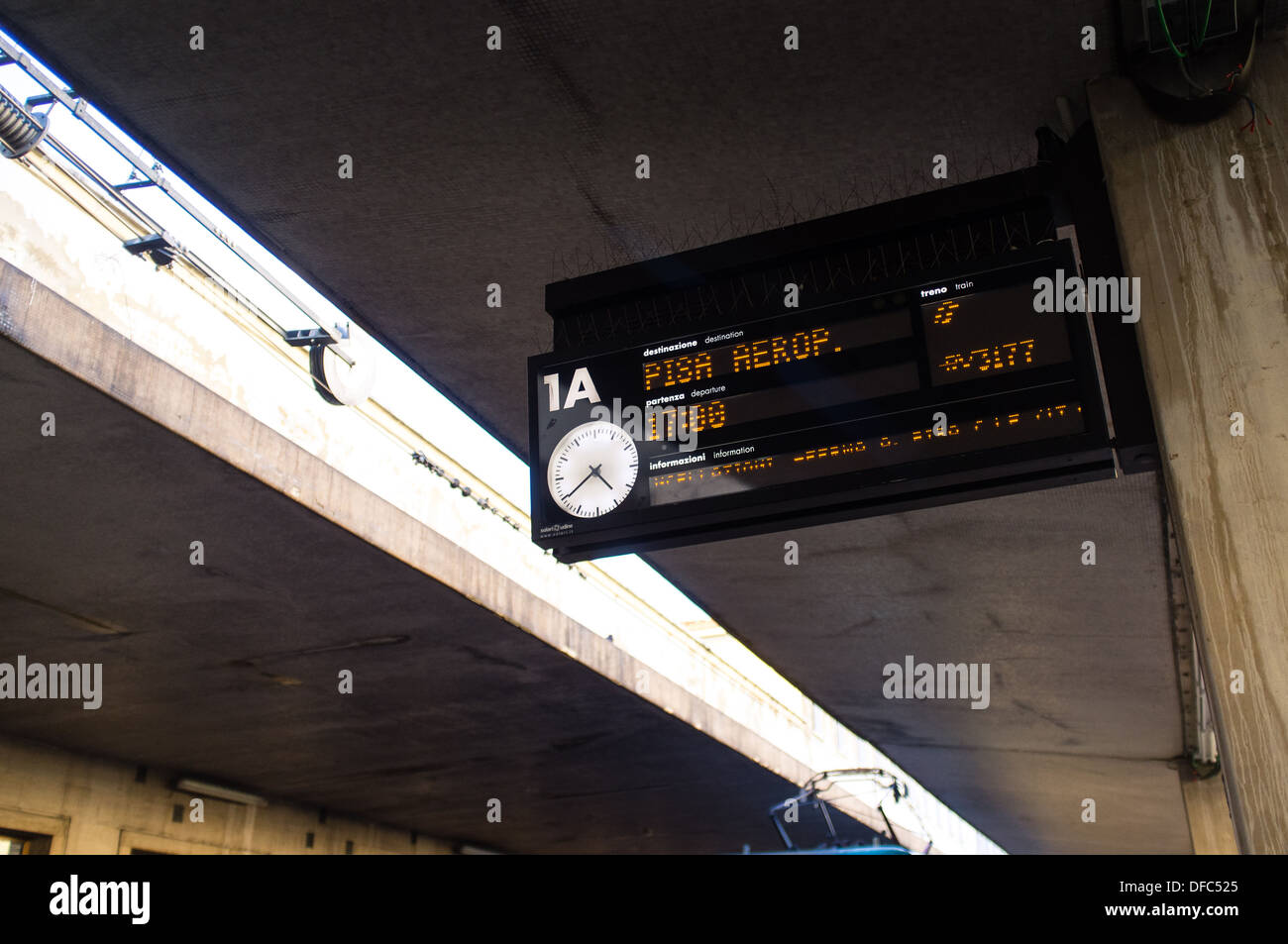 Inscrivez-vous pour l'aéroport de Pise à la gare de Florence, Italie Banque D'Images