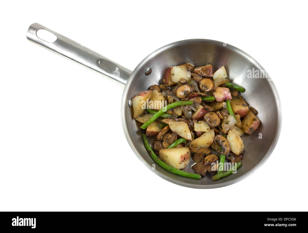 Un poêle en acier inoxydable avec des haricots verts, champignons, oignons et pommes de terre rouge à l'huile d'olive sur un fond blanc. Banque D'Images