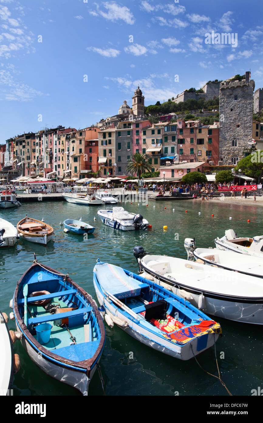 Les barques dans le port de Porto Venere Ligurie Italie Banque D'Images