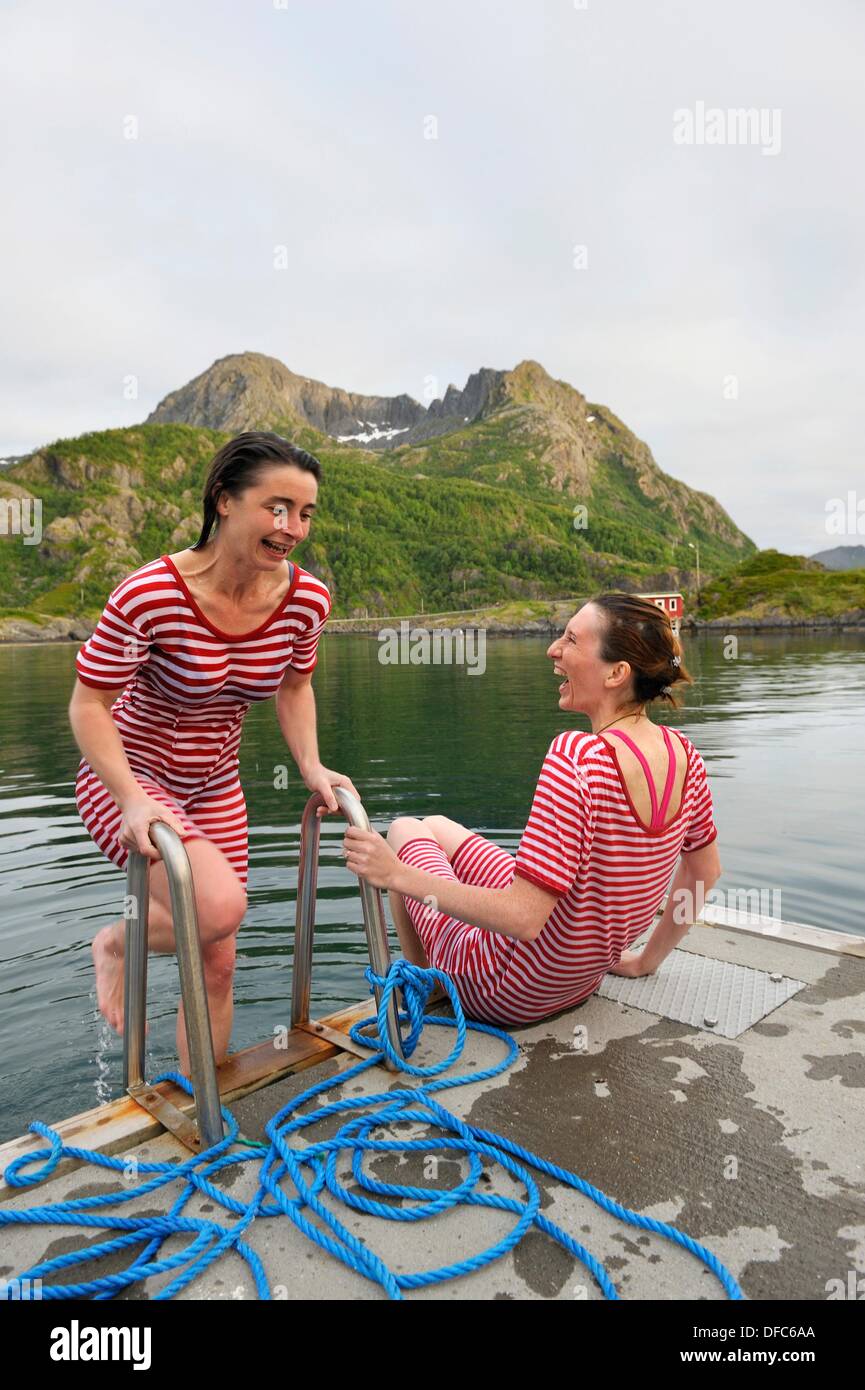 Les jeunes femmes, habillé avec un vieux maillot de bain dans l'eau glacée  du fjord, Hamn i Senja Senja, Hôtel Photo Stock - Alamy