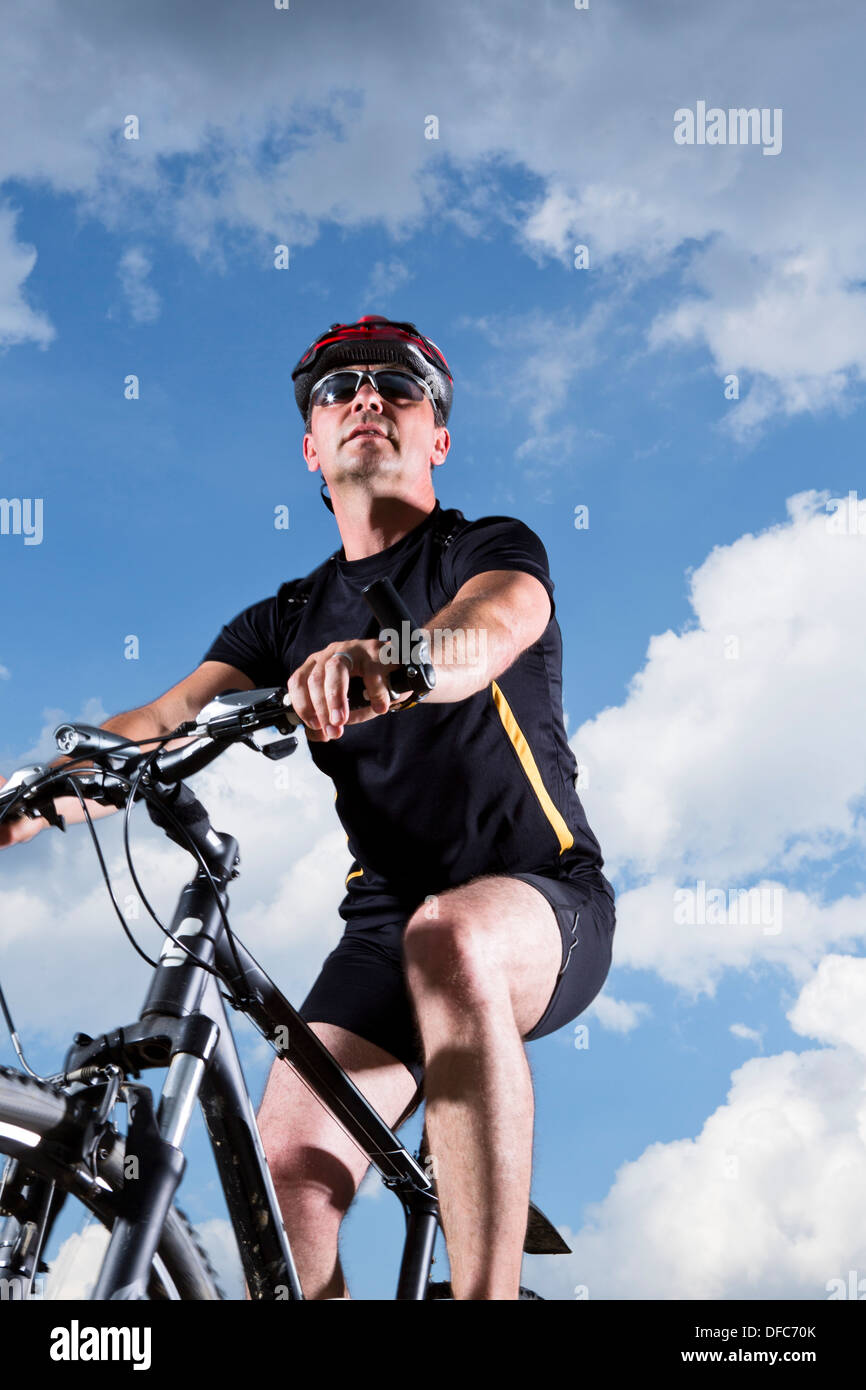 Germany, Bavaria, Mature man riding mountain bike, Close up Banque D'Images