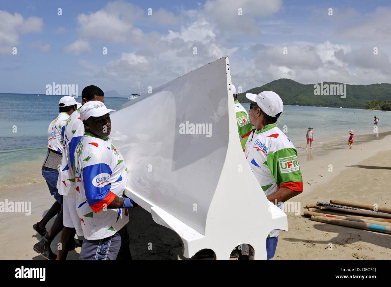 Préparation de l'esquif avant la course lors de la fête de la Baie