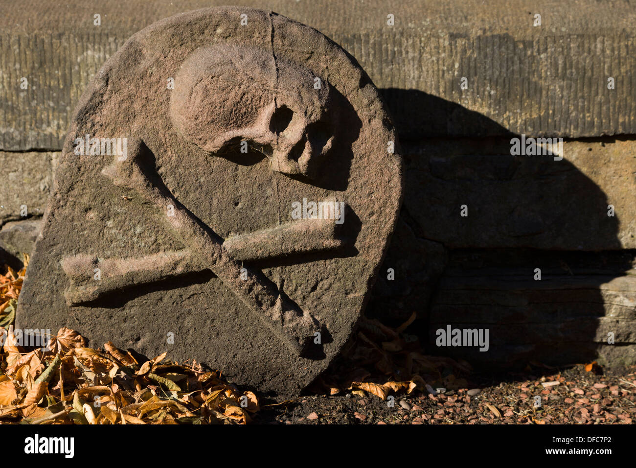 Sculpture Relief du crâne et crossbone à Greyfriars Kirkyard, Édimbourg, Écosse Banque D'Images