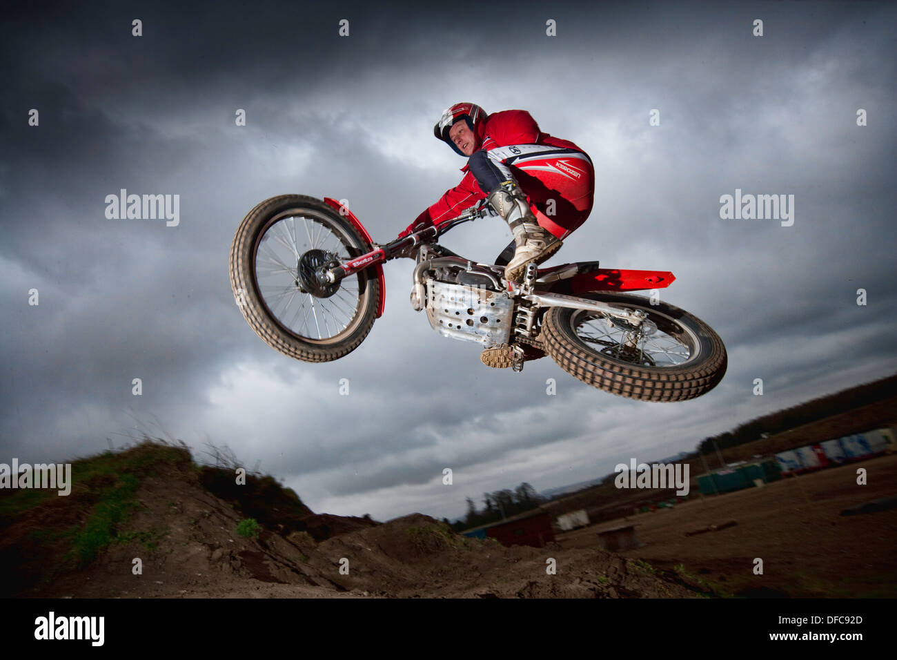 Biker jumping une moto de trial. Banque D'Images