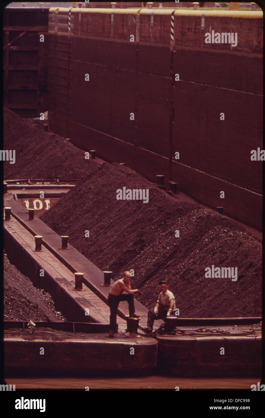 Un remorqueur de Coalburg tirant huit barges de charbon en aval à travers les écluses de Londres, une partie du système d'écluses utilisé pour la navigation fluviale et le transport du charbon. Banque D'Images