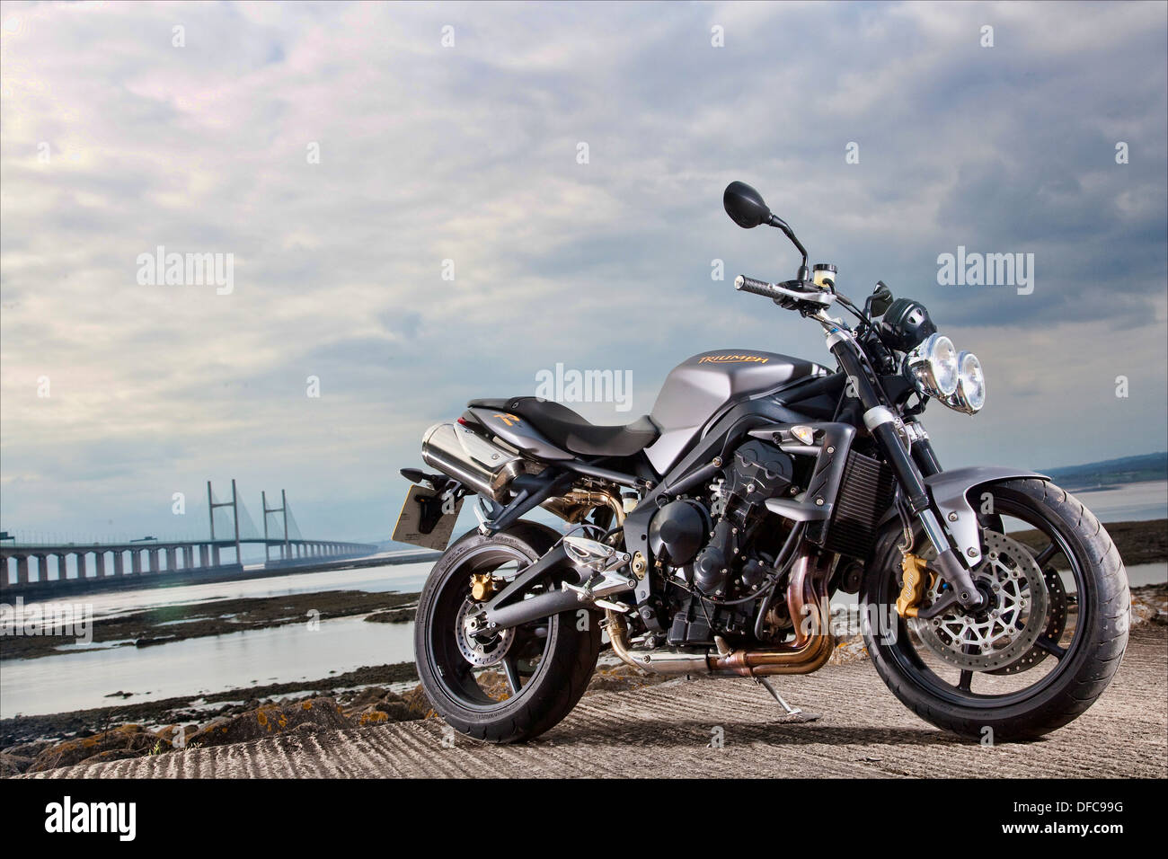 Contre la moto Severn Bridge en Angleterre. Banque D'Images