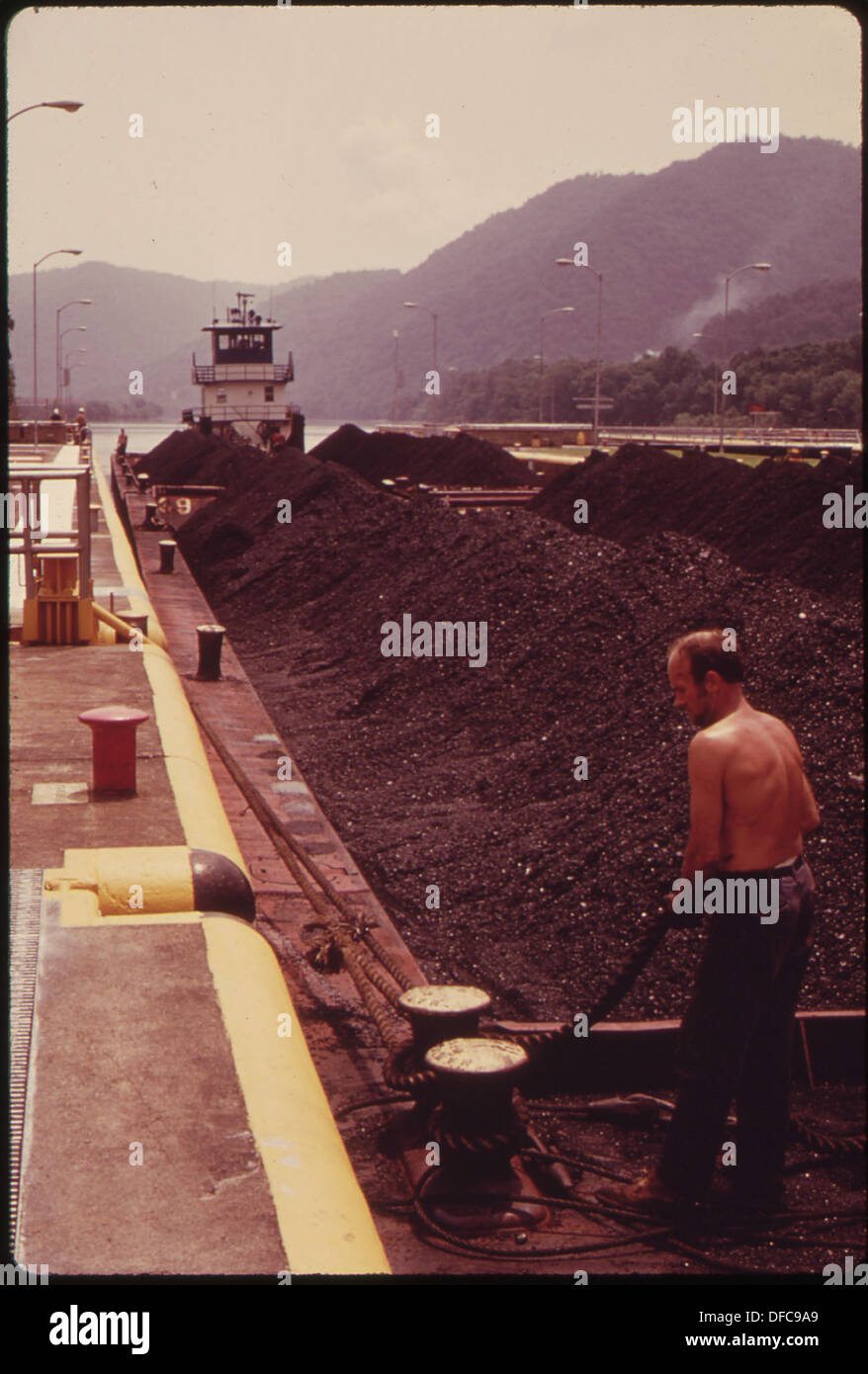 Un remorqueur Coalburg tire huit barges de charbon en aval à travers les écluses de Londres, qui font partie d'un système de trois écluses sur la rivière Kanawha, utilisées pour le transport du charbon et d'autres marchandises. Banque D'Images