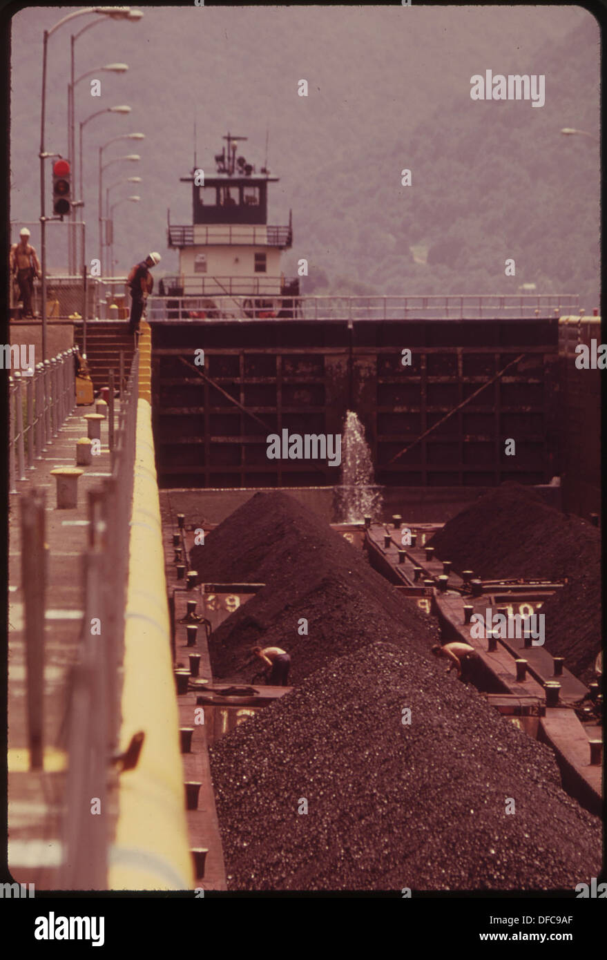 Un remorqueur Coalburg et huit barges de charbon naviguent en aval à travers les écluses de Londres, qui font partie d'un système à trois écluses sur la rivière Kanawha. Ce système d'écluse joue un rôle essentiel dans le transport du charbon et des marchandises dans la région. Banque D'Images