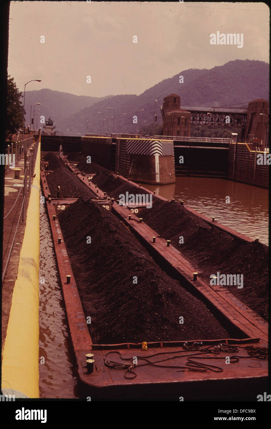 Un remorqueur Coalburg pousse huit barges de charbon en aval à travers les écluses de London sur la rivière Kanawha. Les écluses de Londres font partie d'un système d'écluses essentiel utilisé pour la navigation fluviale en Virginie-occidentale. Banque D'Images