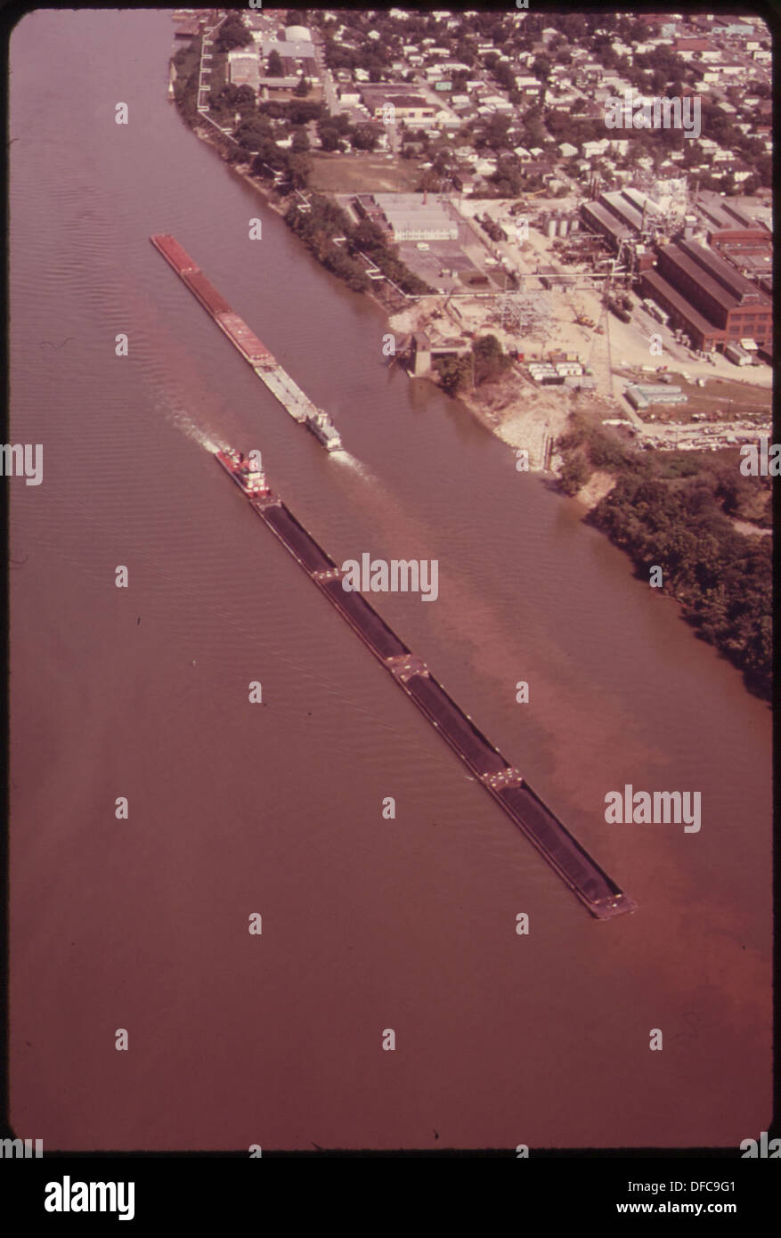 Un câble de charbon se déplaçant en aval et un câble de produits chimiques se déplaçant en amont à South Charleston sur la rivière Kanawha, illustrant le trafic fluvial industriel et le transport des ressources. Banque D'Images