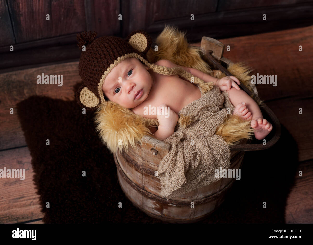 Premature Baby alerte portant un chapeau de singe Banque D'Images