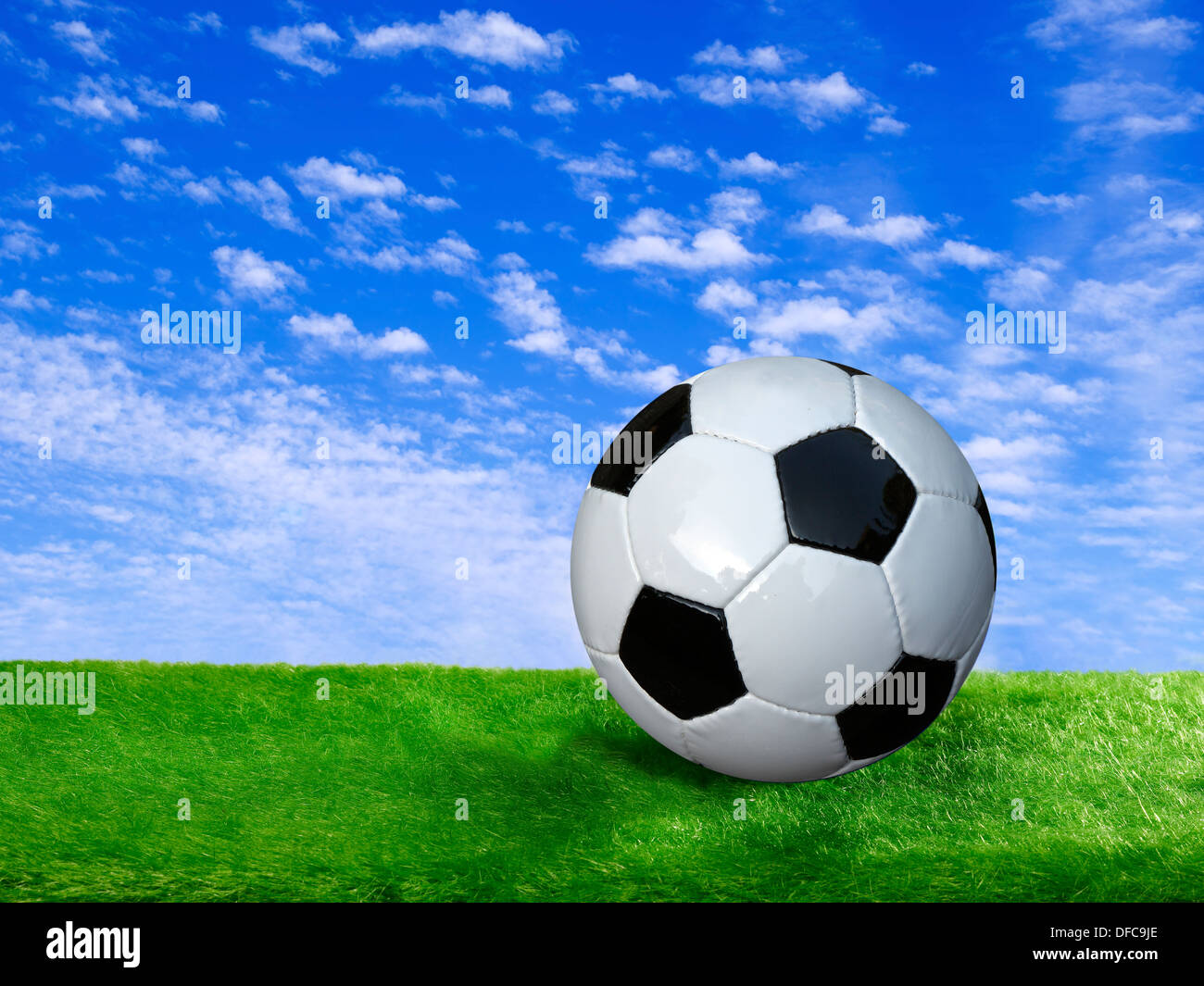 La composition, le football sur un pré Banque D'Images