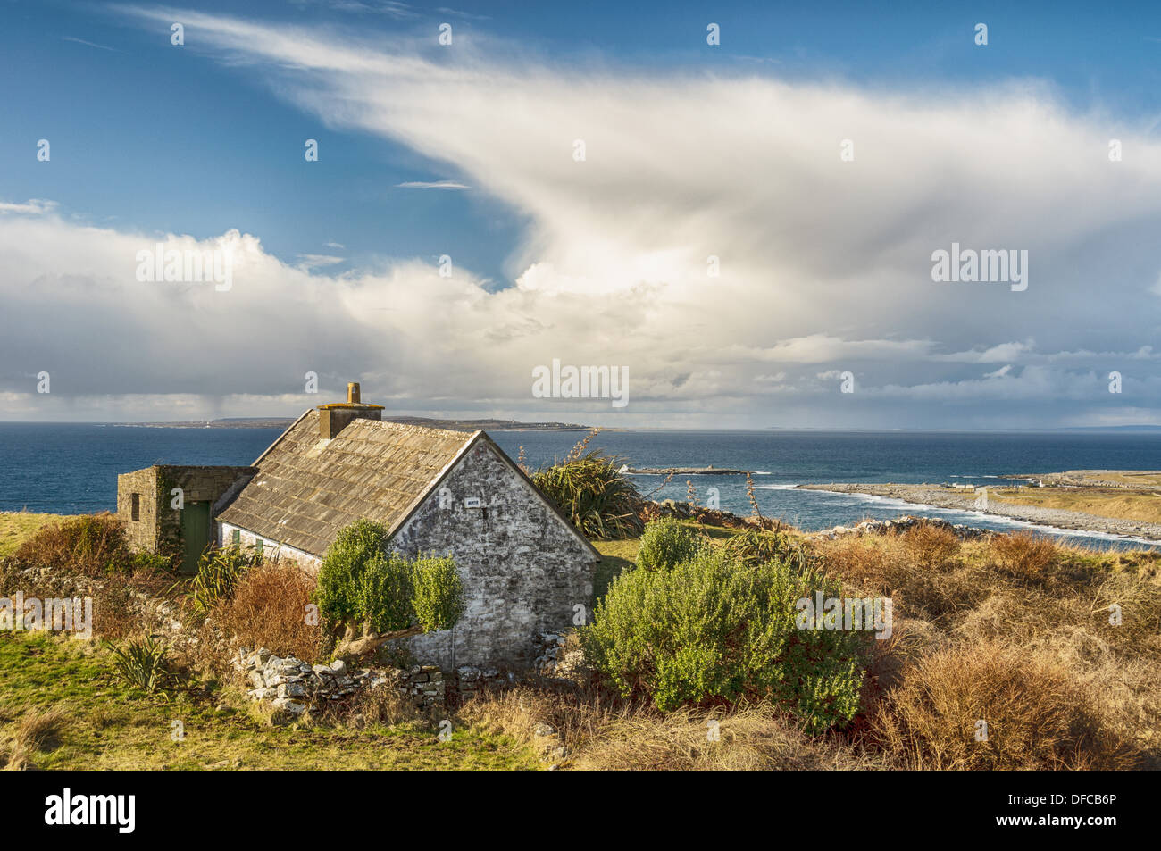 Irish rural Cottage Vue mer panoramique paysage Banque D'Images