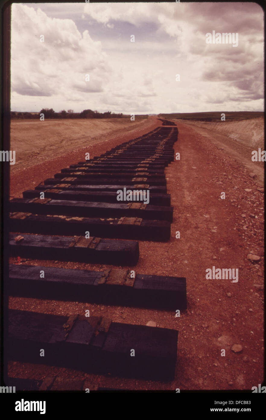 Cette photographie montre la construction d'un chemin de fer dans la région du bassin de Sarpy. Le chemin de fer est construit pour transporter le charbon de la Westmoreland Coal Company aux points de distribution. Banque D'Images
