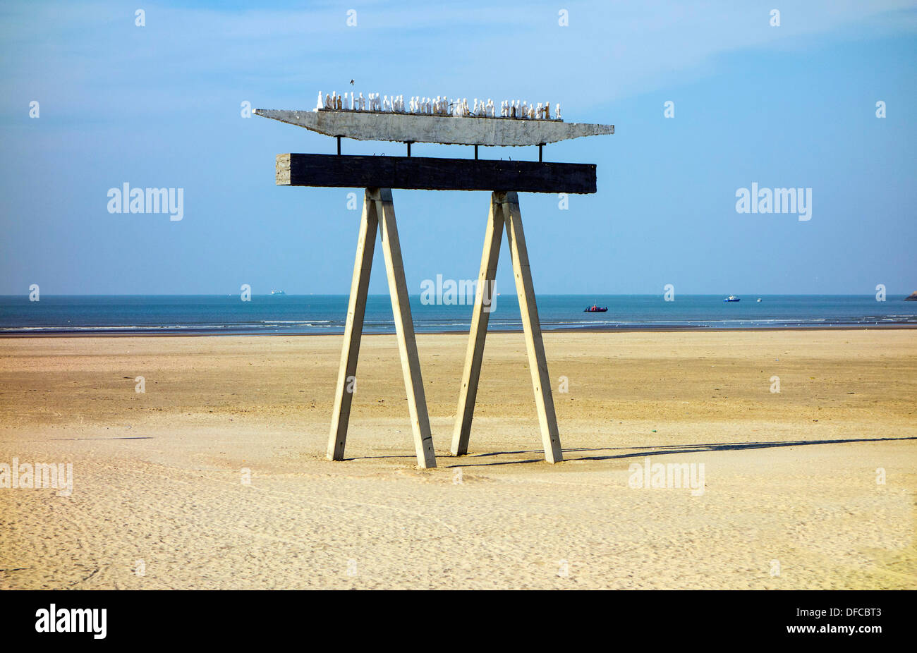 Plage de sable blanc avec la sculpture, Zeebrugge, Belgique Banque D'Images