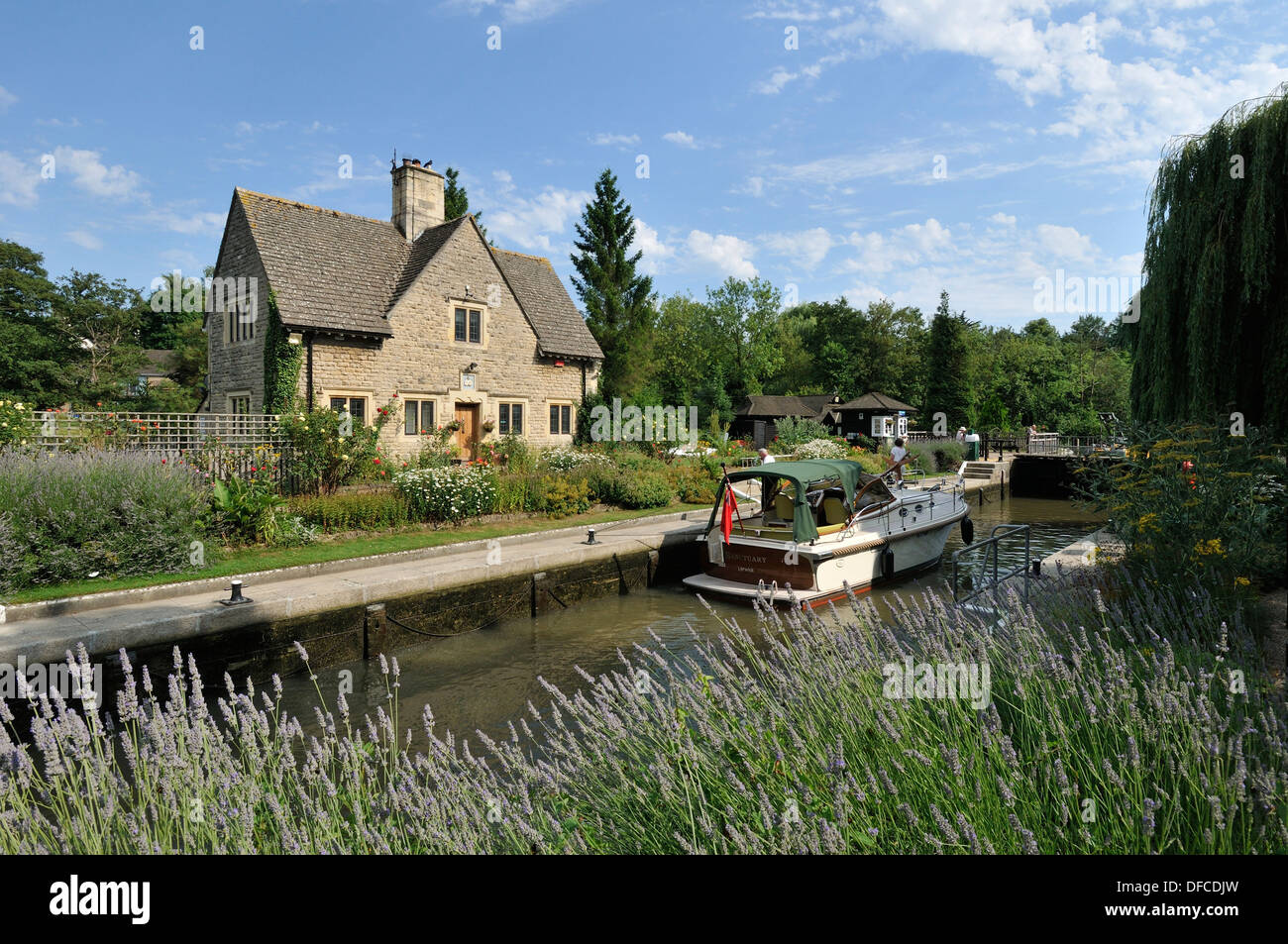 Bateau de plaisance sur la rivière Thames, à Iffley Lock Oxfordshire UK. Banque D'Images