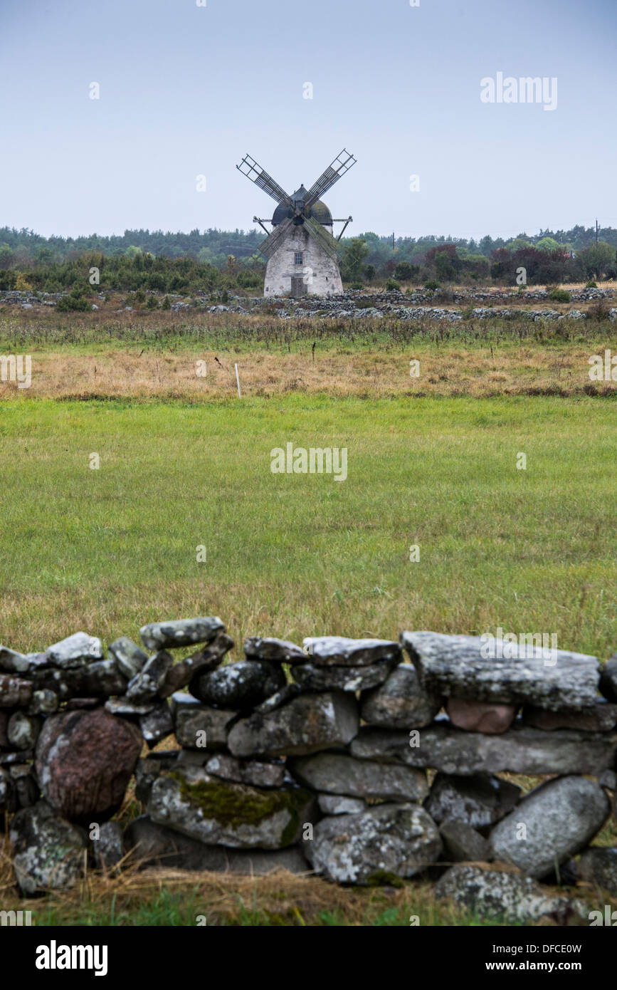 Moulin dans un champ entouré de murs en pierre sur l'île suédoise de Gotland en mer Baltique Banque D'Images