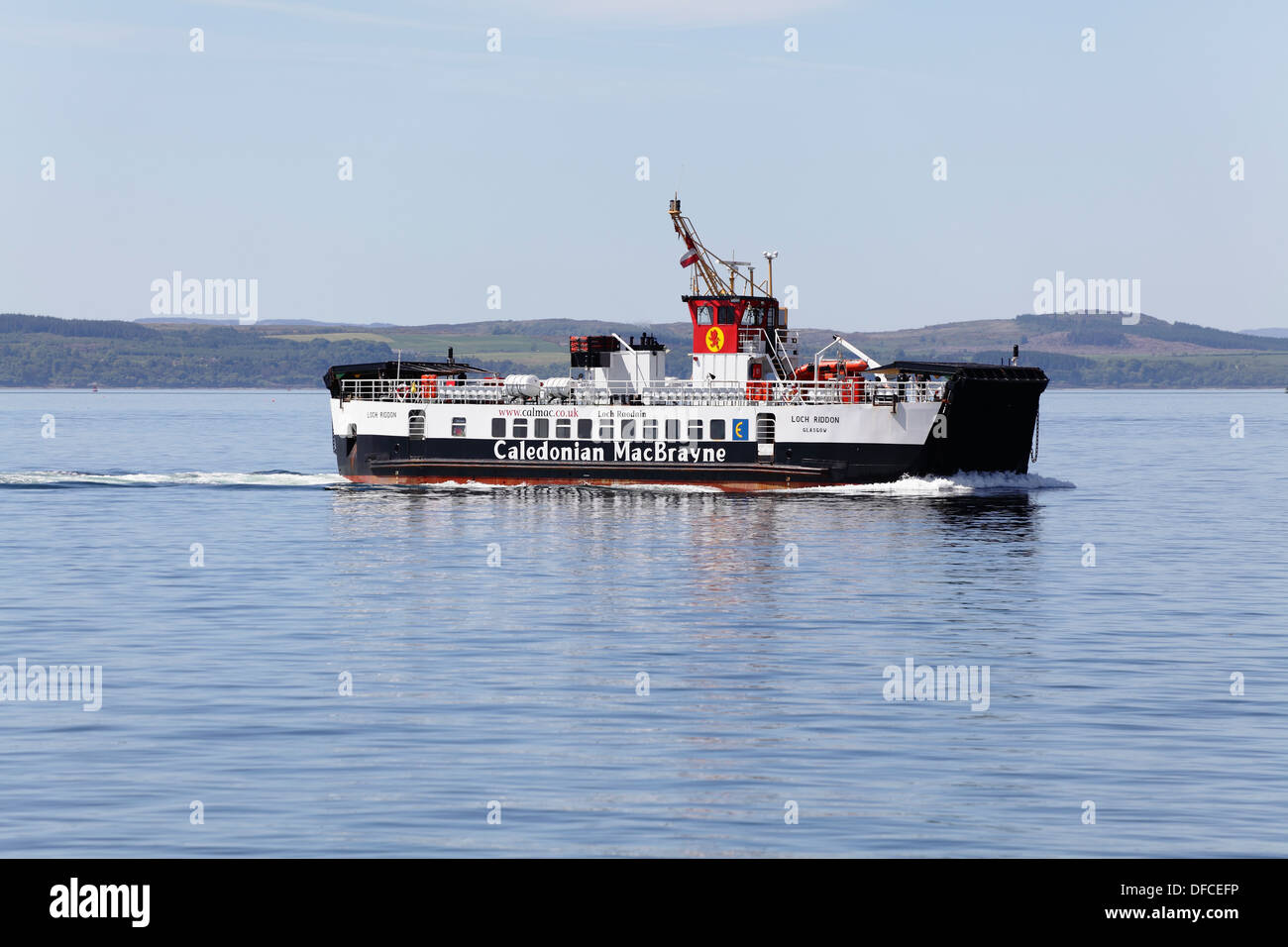 CalMac Ferry MV Loch Riddon naviguant vers Largs depuis l'île de Great Cumbrae dans le Firth de Clyde, Écosse, Royaume-Uni Banque D'Images