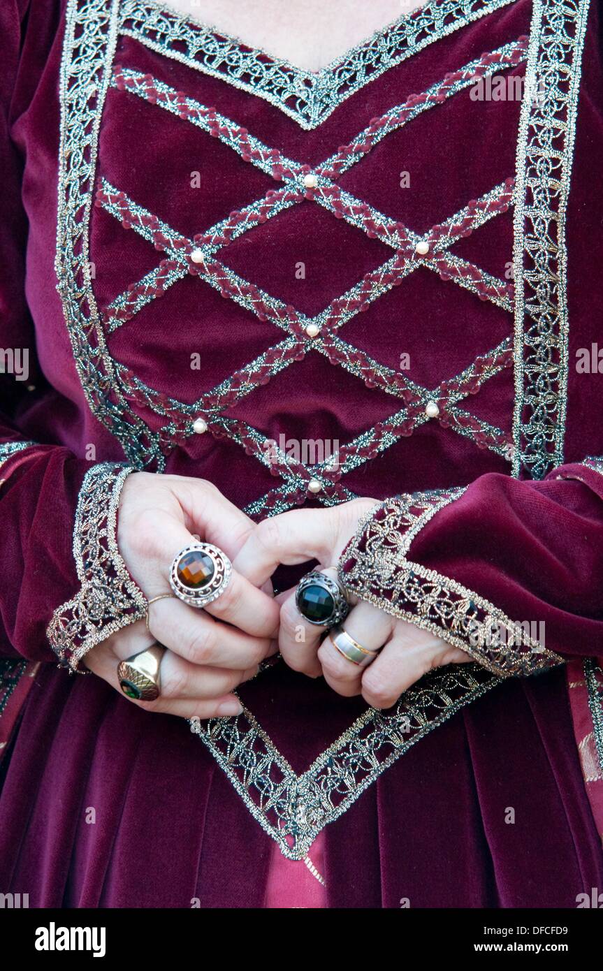 L'Italie, Lombardie, femme en costume médiéval, détail de bijoux Photo  Stock - Alamy