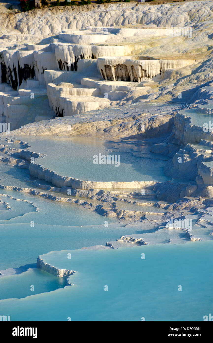 Pamukkale, signifiant "château de coton" en turc, naturel travertin thermaux piscines Denizli, Turquie. Banque D'Images