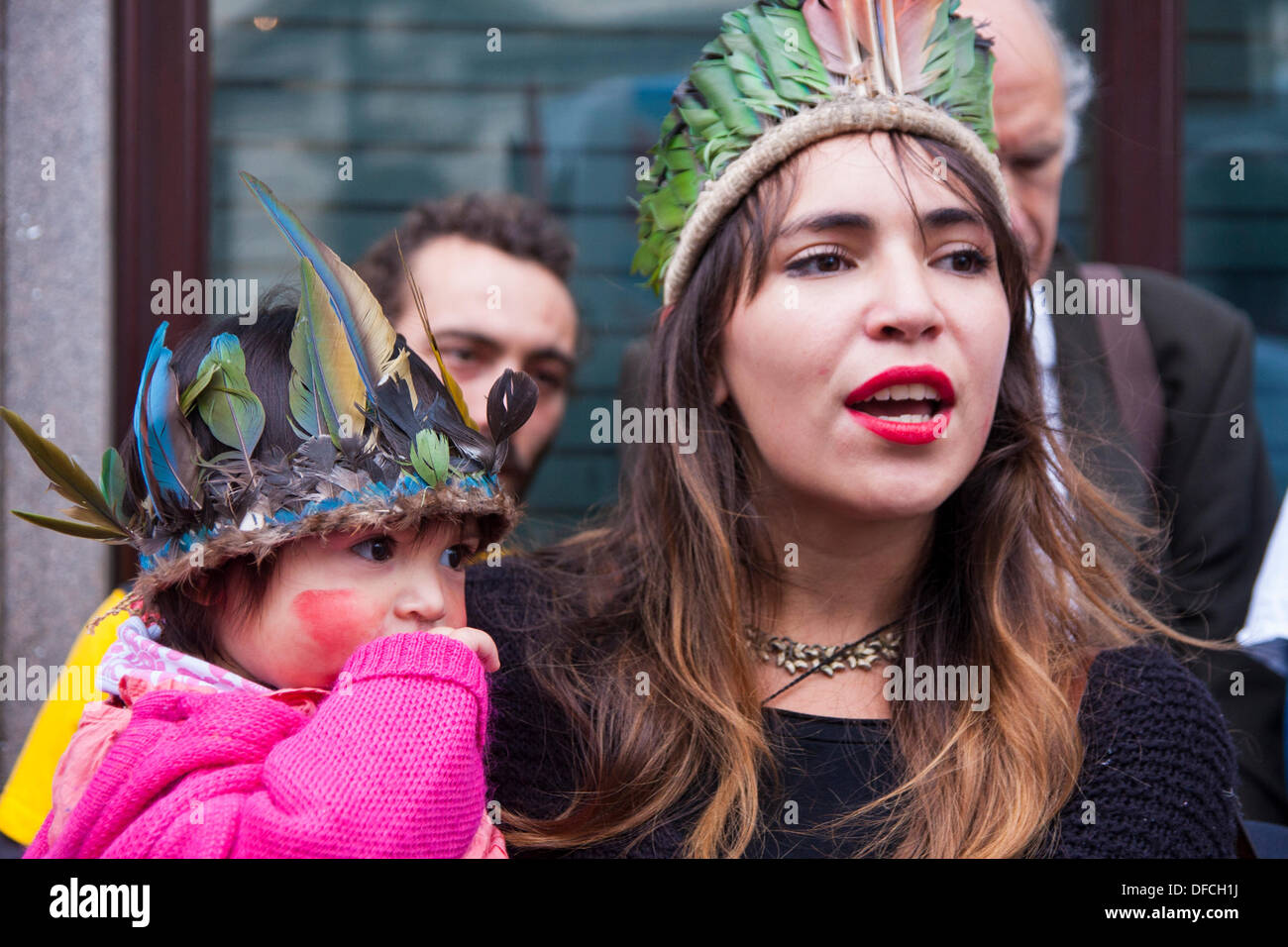 Londres, Royaume-Uni. 2 octobre 2013. Une jeune mère avec son enfant comme Suvival protestation internationale à l'appui des peuples manifestants au Brésil la lutte pour leurs droits fonciers. Crédit : Paul Davey/Alamy Live News Banque D'Images